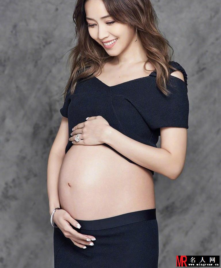 辣妈侯佩岑怀二胎写真 肚大如球时髦靓丽(1)