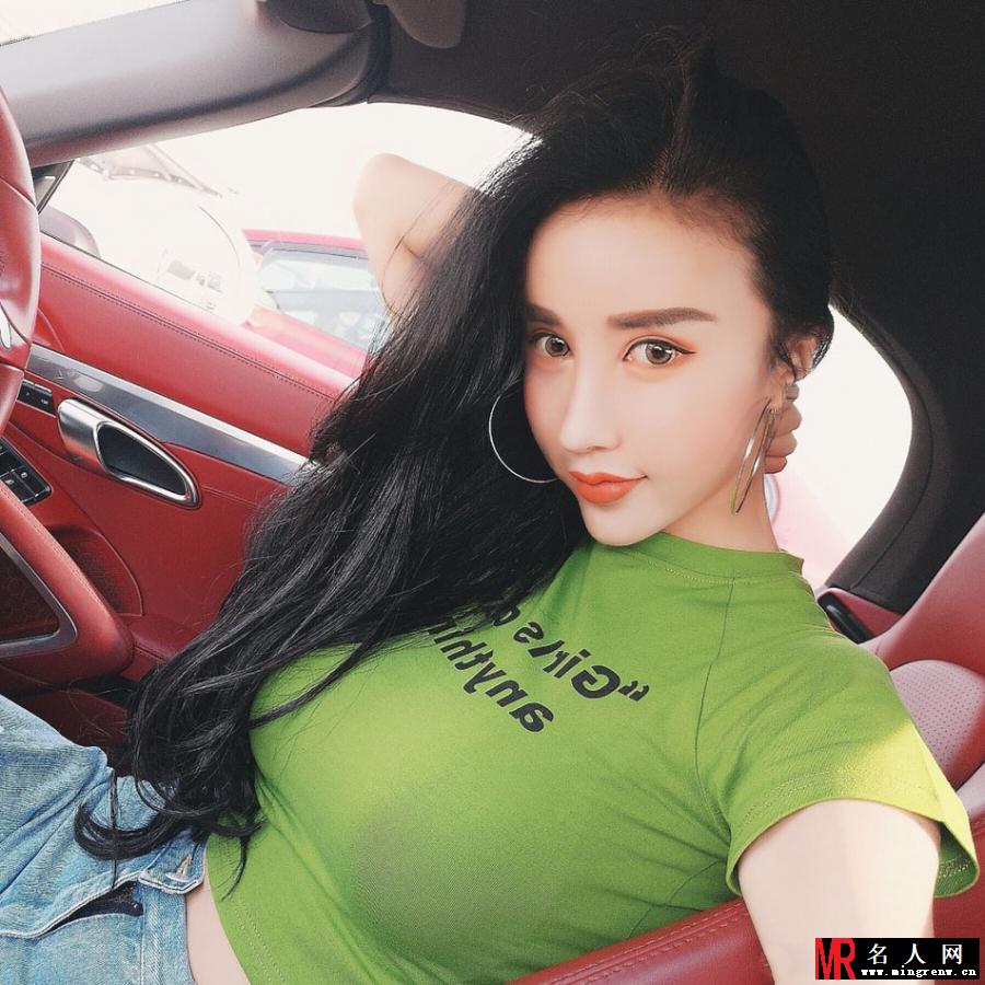 嫩模孟晓艺豪车自拍 凸显傲人上围(1)
