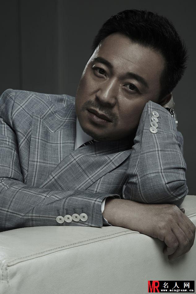 张晞临优雅写真 睿智绅士范十足(1)
