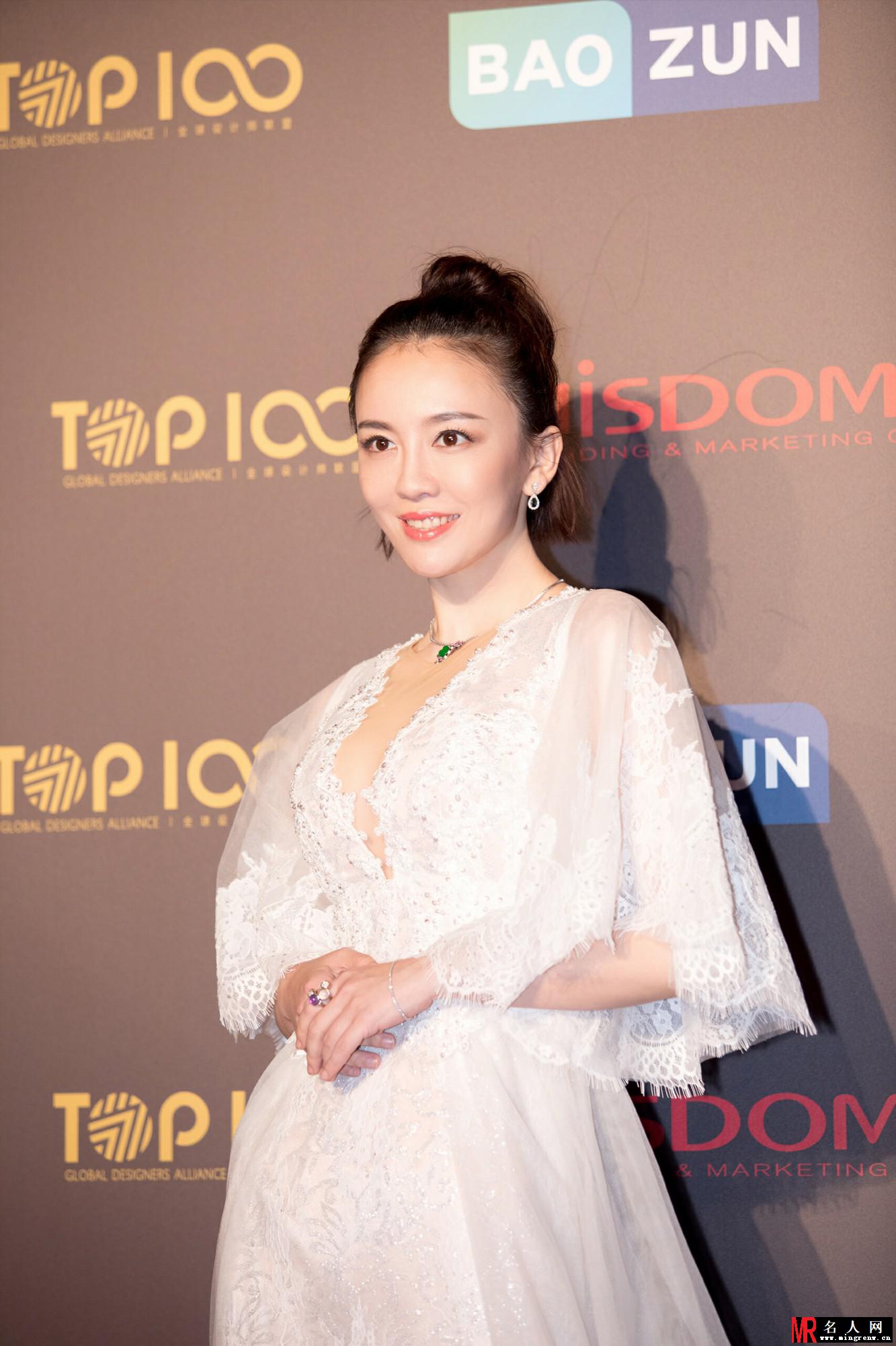吕佳容出席上海时装周 白衣长裙仙气灵动性感迷人(1)