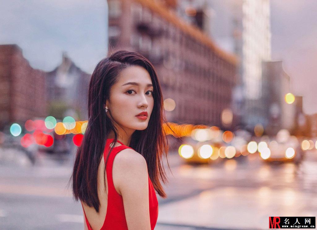 李沁甜美街拍 红色连衣裙衬雪白肌肤侧身回眸撩人心弦(1)