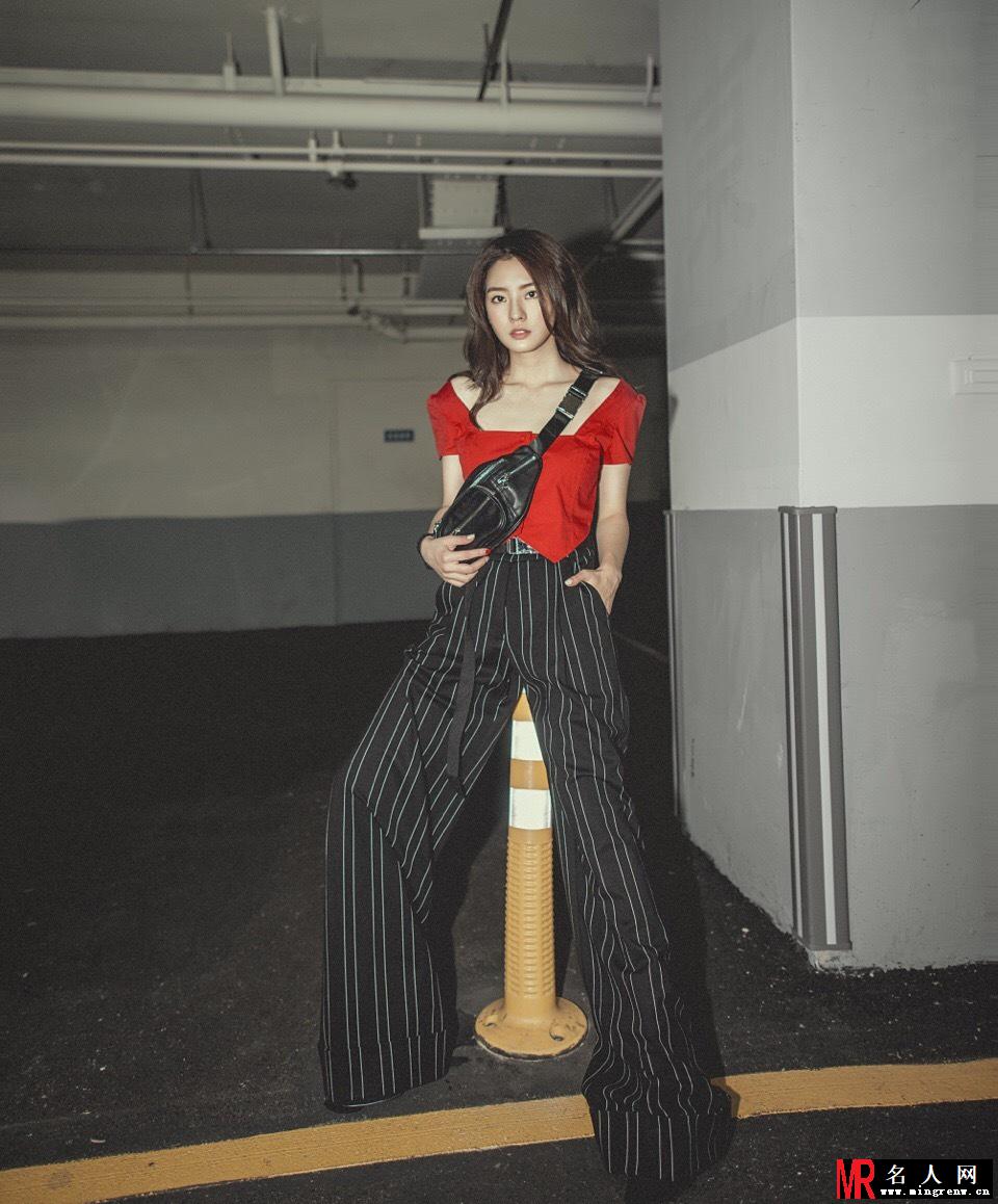 陈语安精彩演绎红黑撞色feel  彰显极致摩登潮范儿(1)