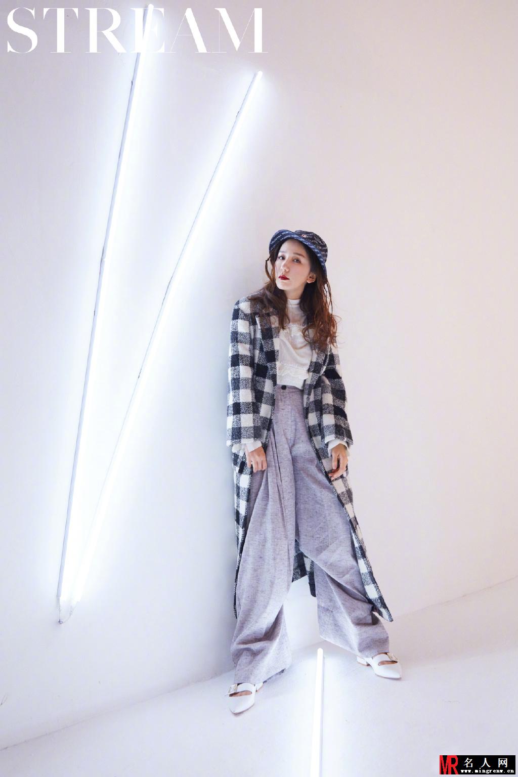 娄艺潇最新写真曝光 气质女神认真工作用心生活(1)