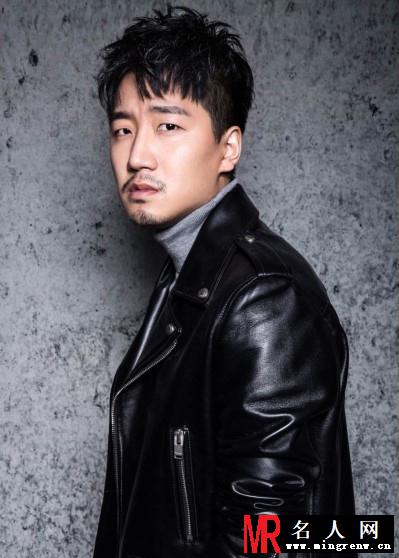 演员许小行时尚写真化身雅痞型男(1)