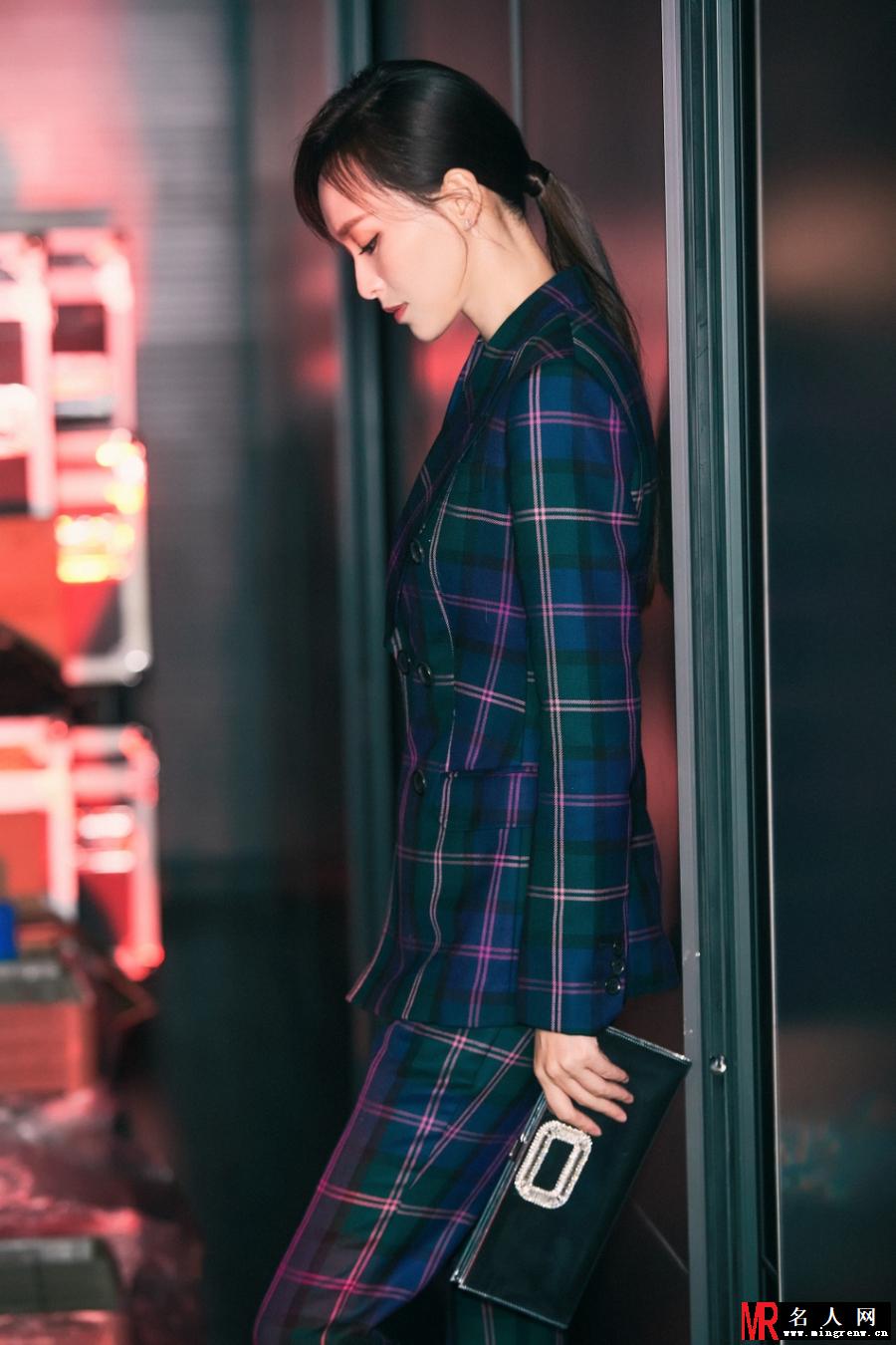 唐嫣紫色格子套装拍写真干练有型  母校向戏剧致敬(1)