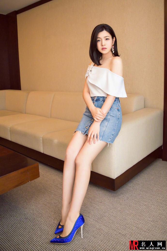 陈妍希穿短裙肤白腿美 托腮微笑十分温婉动人(1)