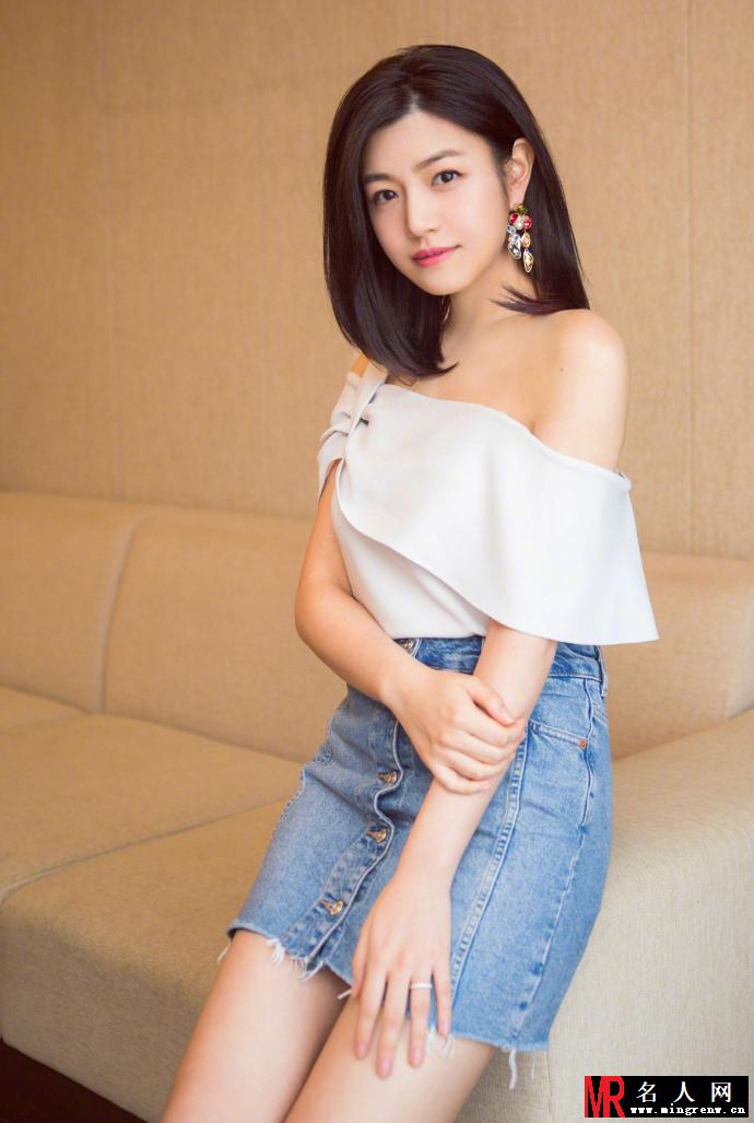陈妍希穿短裙肤白腿美 托腮微笑十分温婉动人(1)