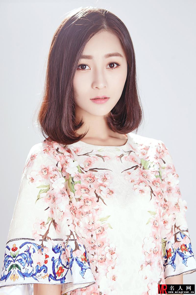 张维娜最新写真 气质温婉笑容治愈(1)