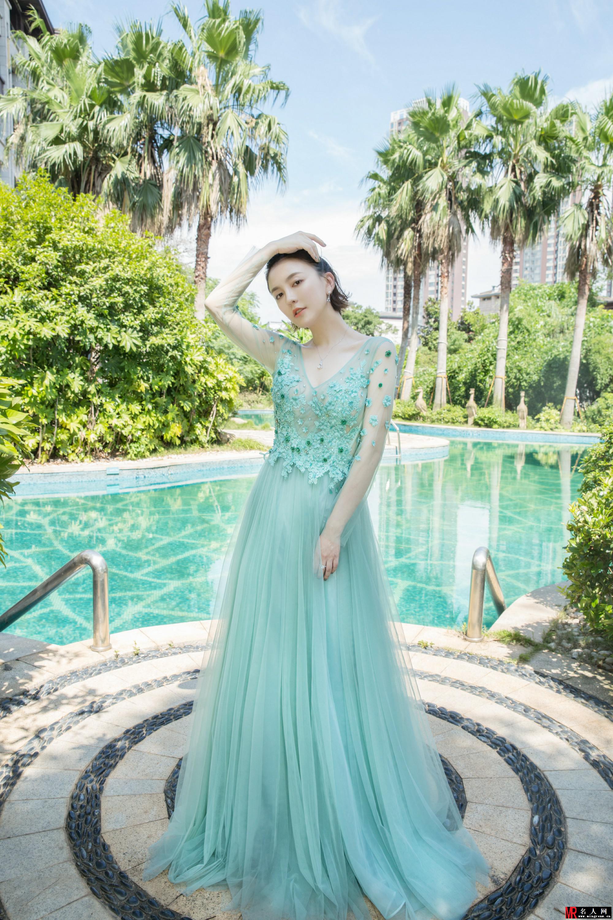 美到我了！吕佳容水心礼服大片 一抹淡绿仙气盎然(1)