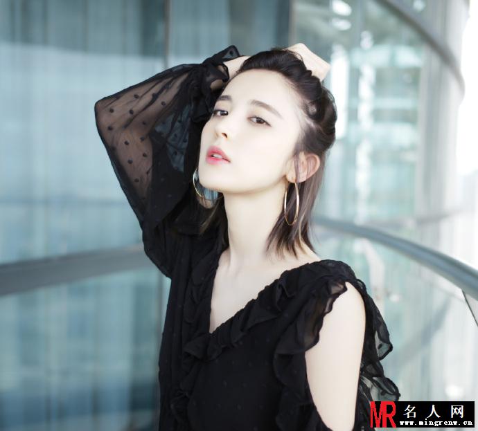 娜扎穿黑色露美背 双手托腮萌萌哒(1)