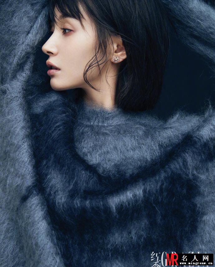 王子文写真挑战俏皮中性风 紧身吊带大秀锁骨(1)