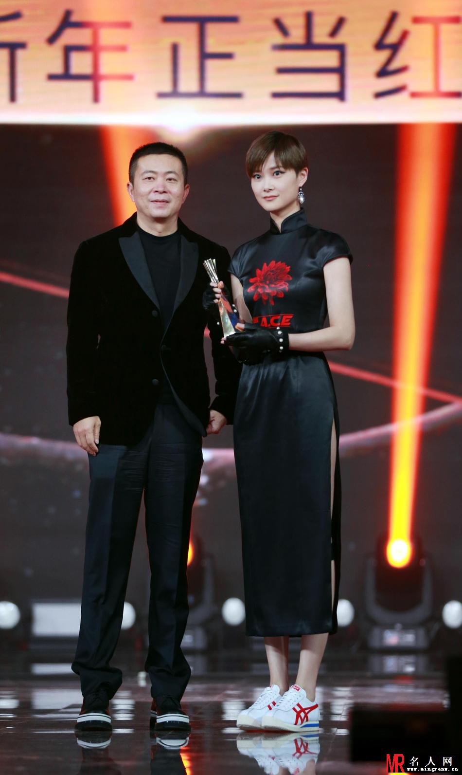 李宇春穿别致黑色旗袍出席微博之夜 获“年度国际影响力艺人”(1)