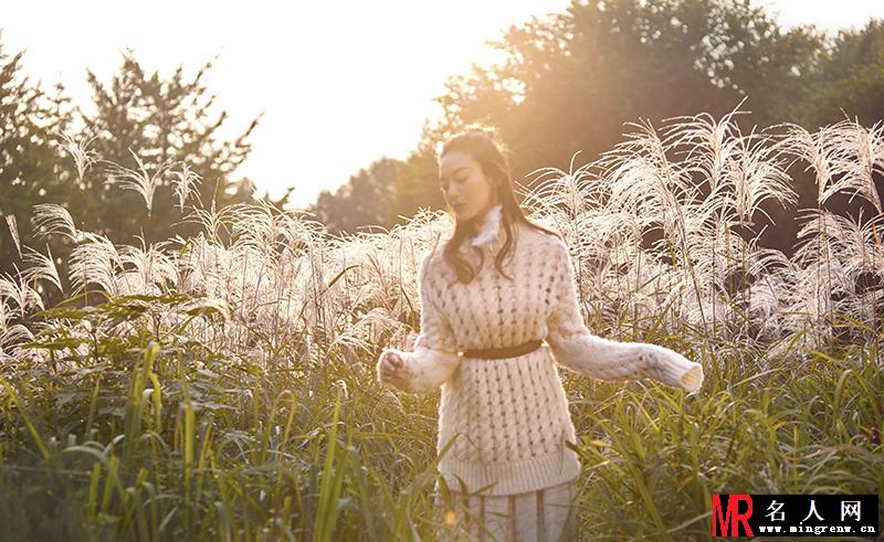 新晋小花尤靖茹初冬写真曝光 在阳光下更显文艺唯美(1)