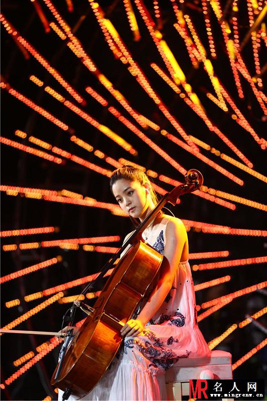 2017微博电影之夜现场 欧阳娜娜大提琴演奏“爱乐之城主题曲”(1)