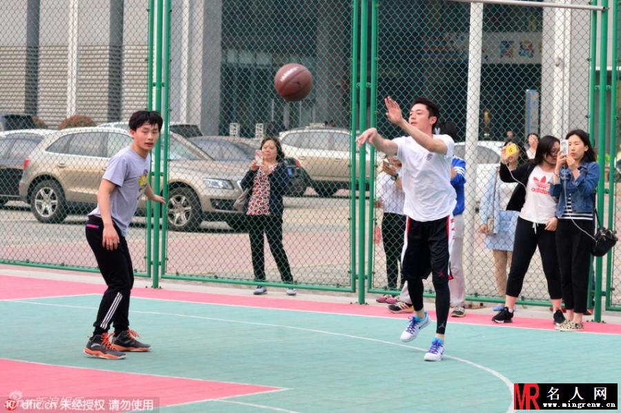 霍建华球场大秀球技与粉丝同乐(1)