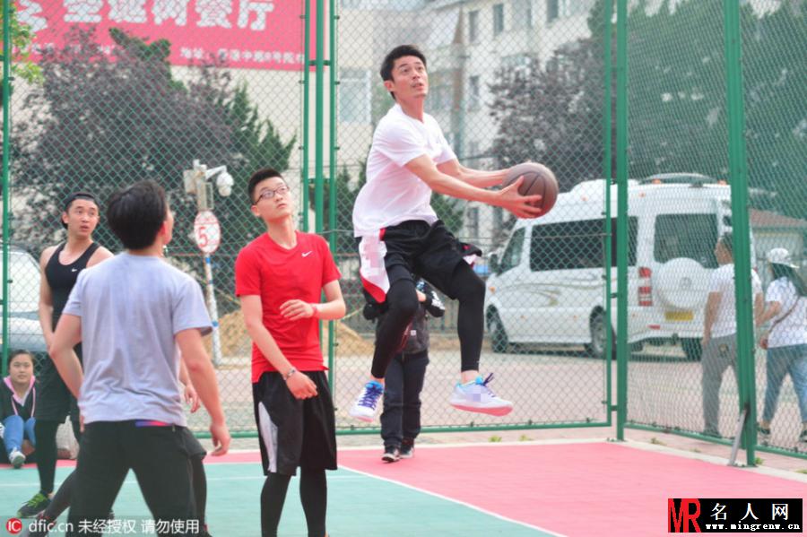 霍建华球场大秀球技与粉丝同乐(1)