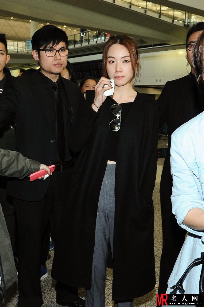 邓丽欣分手事后首次现身 泪流不止(1)