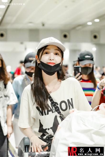 吴宣仪退团风波后首现机场  笑容甜美状态佳(1)