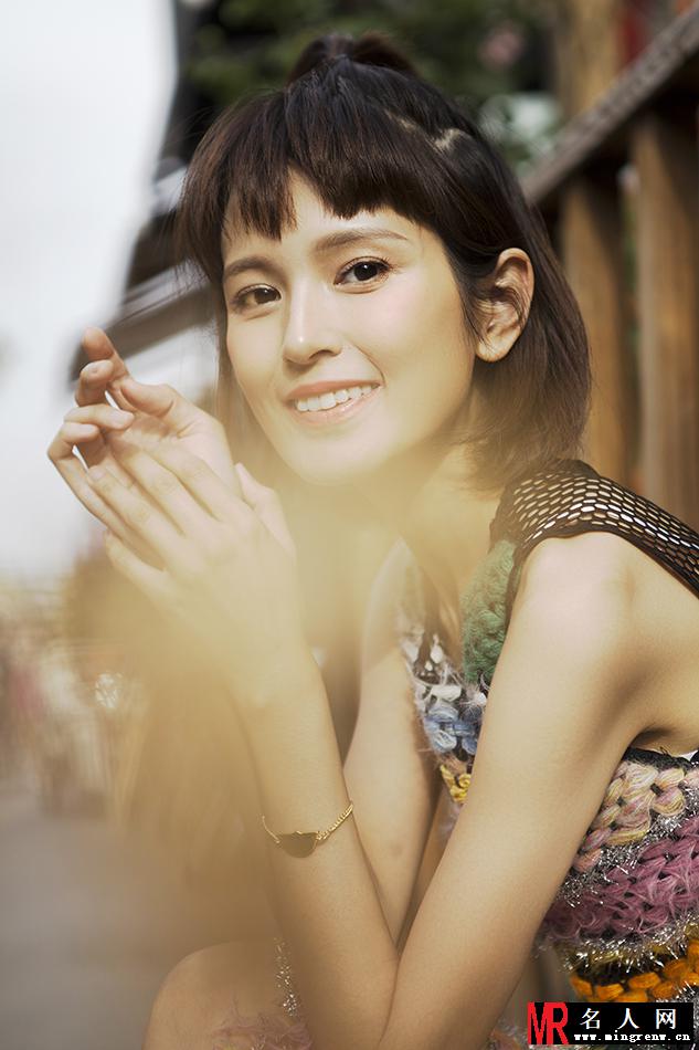 肖茵曝夏日街拍美图 俏皮灵动小清新多风格自如切换(1)