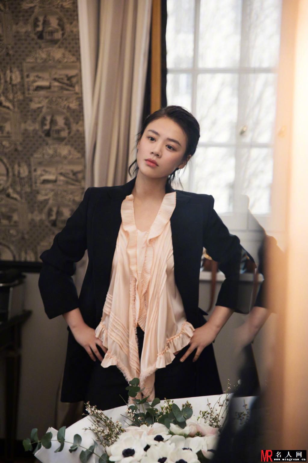 马思纯亮相巴黎时装周 西装在身英气利落十分撩人(1)