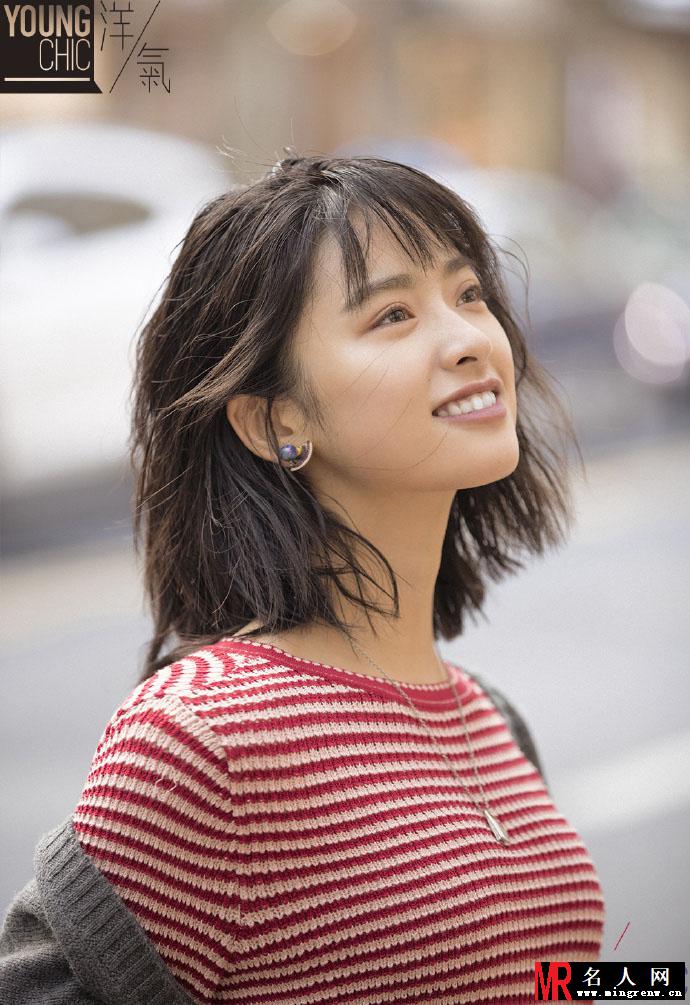 沈月元气街拍曝光 条纹针织衫搭运动阔腿裤时髦又少女(1)