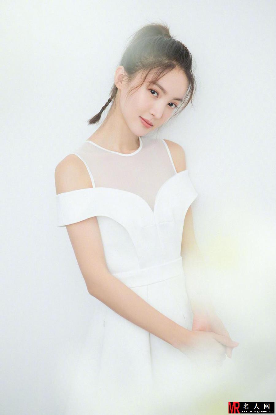 金晨穿白色礼服晒美照 扎小辫子俏皮可爱(1)