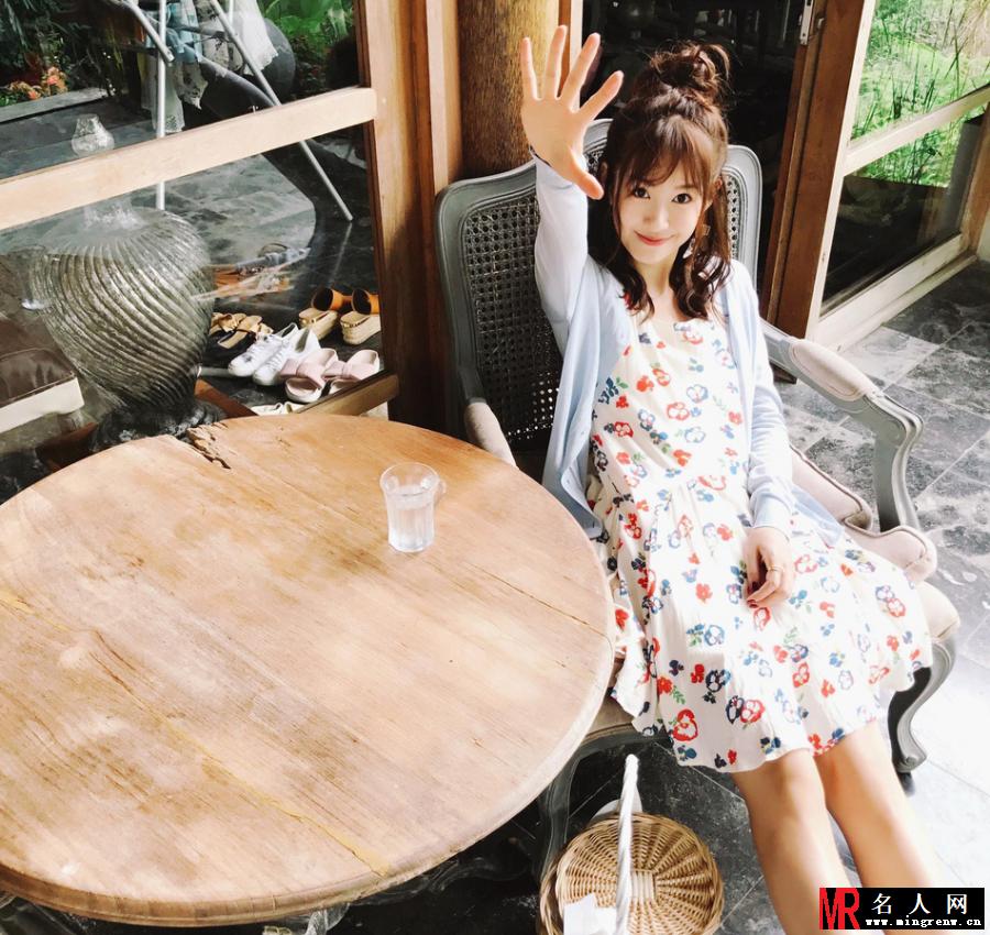 辣妈张子萱短裙秀长腿 超有少女感(1)