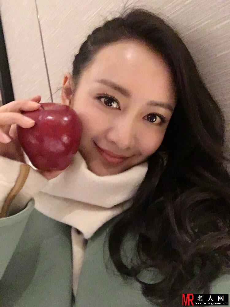 王鸥生活照曝光 撒娇卖萌展厨艺(1)