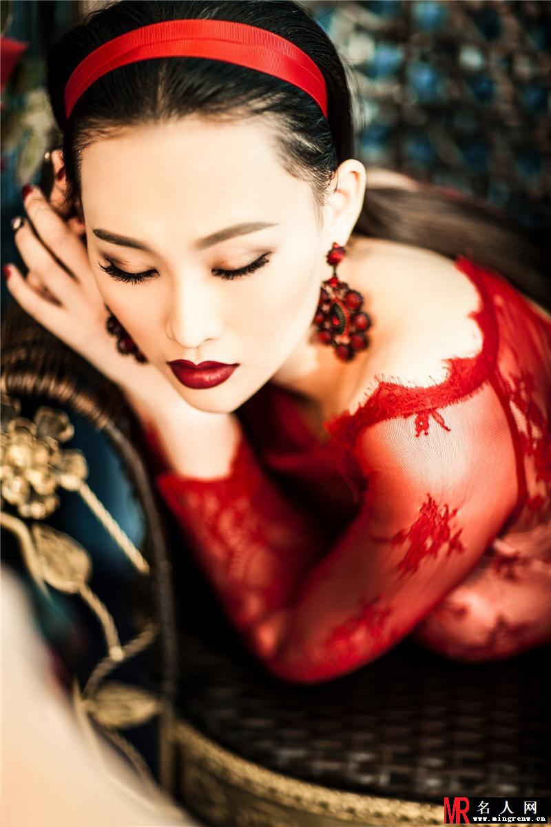 李昕岳美艳写真 蕾丝配红唇尽显魅惑(1)