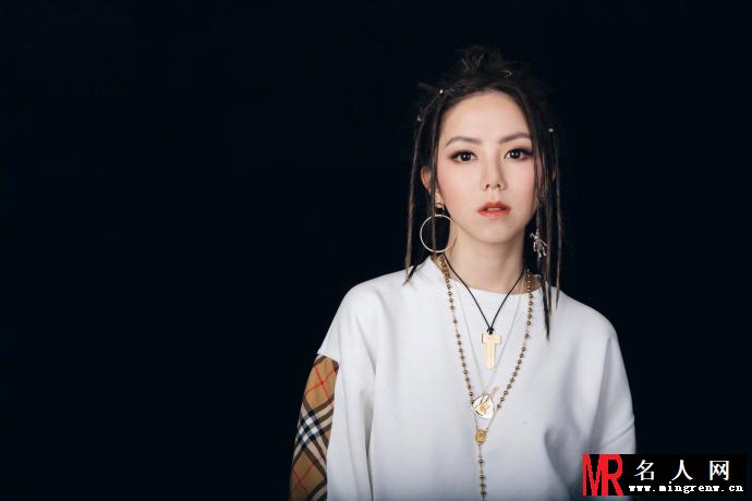 邓紫棋脏辫造型酷 耳环项链嘻哈范十足(1)
