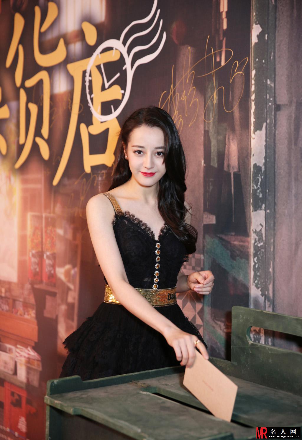 迪丽热巴出席活动 一袭黑色长裙搭上卷发红唇优雅性感摄人心魂(1)