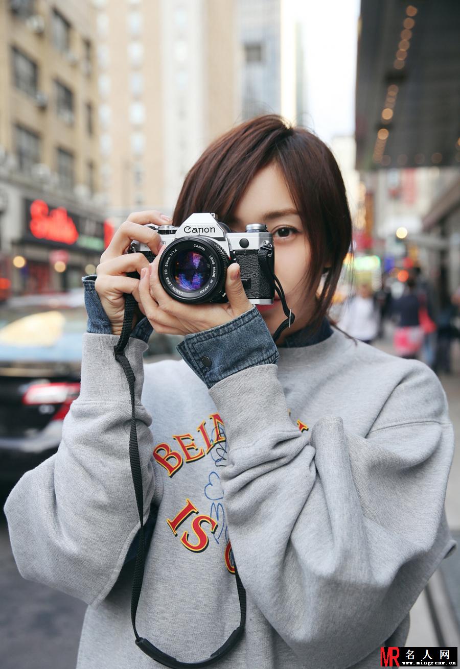 刘芸卫衣衬衫半裙的混搭组合 穿出满屏的少女感(1)