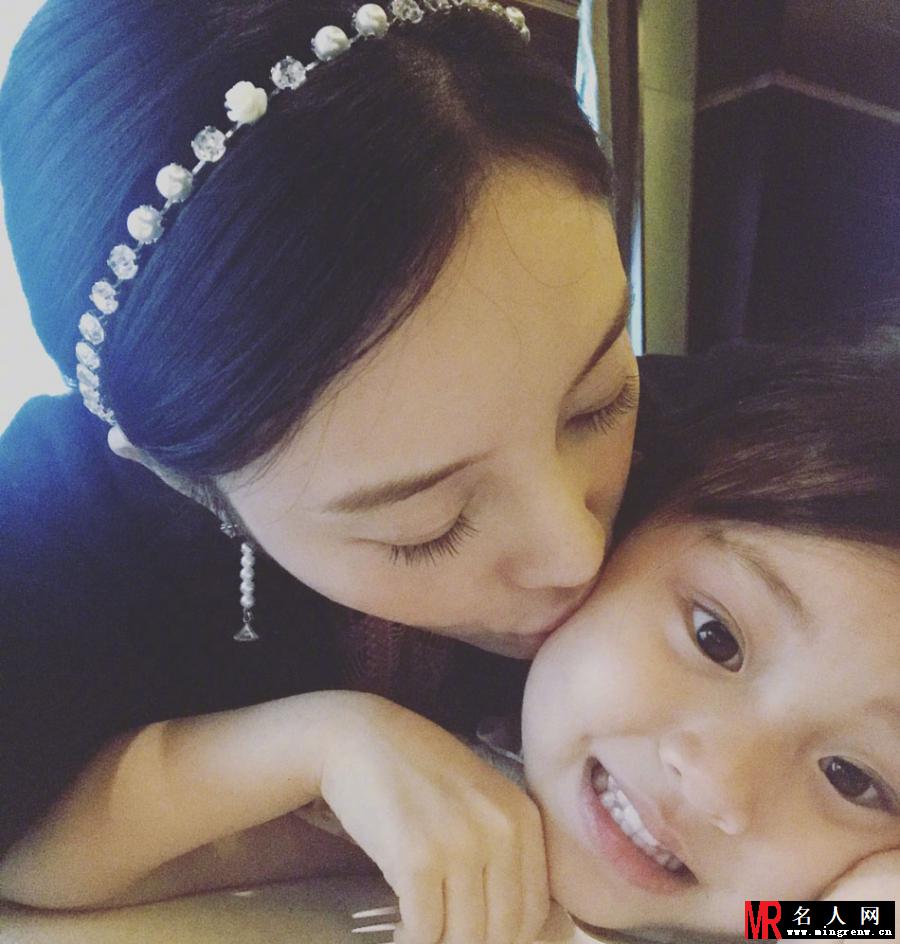 李小璐贾乃亮庆结婚5周年 浪漫温暖晒甜蜜美照(1)