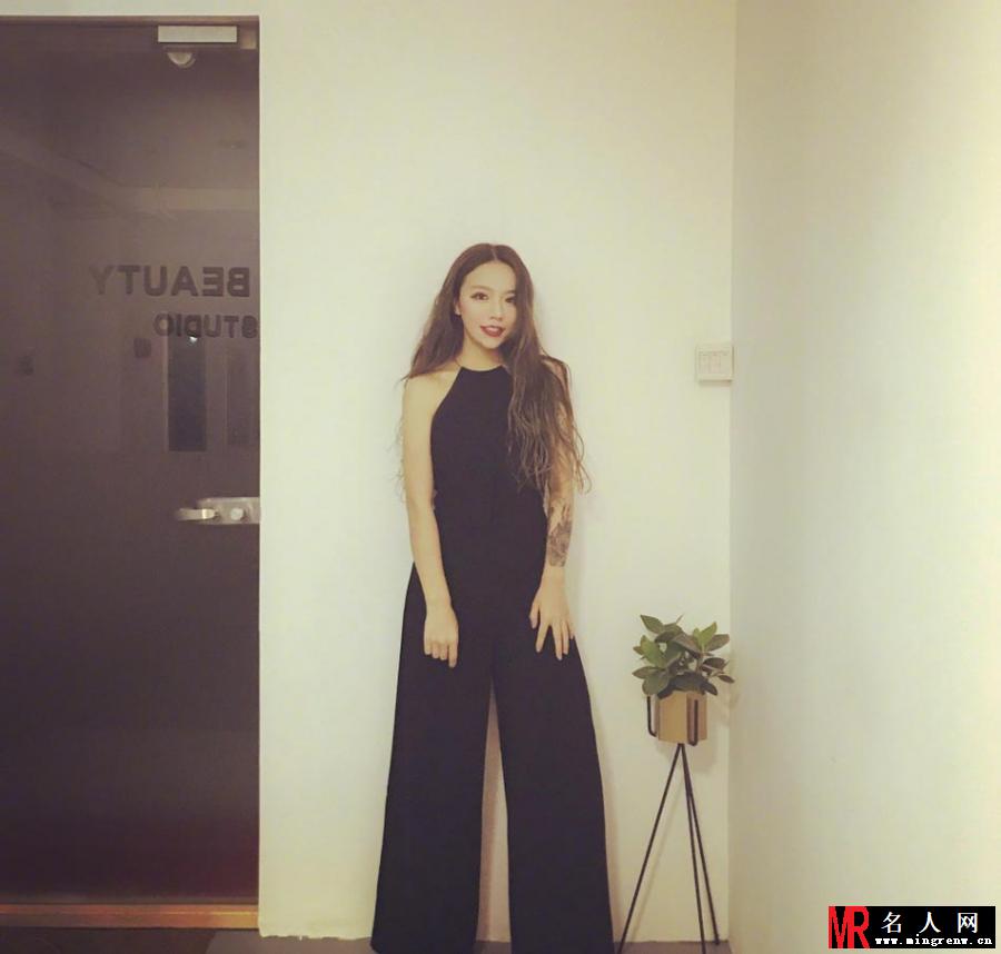 网红邢晓瑶晒深V “锋芒”毕露十分诱人(1)