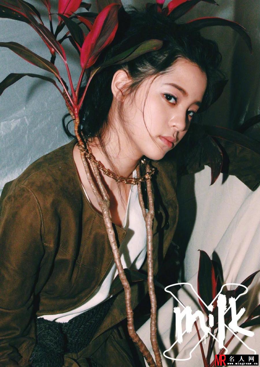 16岁欧阳娜娜扮熟女 穿艳丽红裙秀香肩美腿(1)