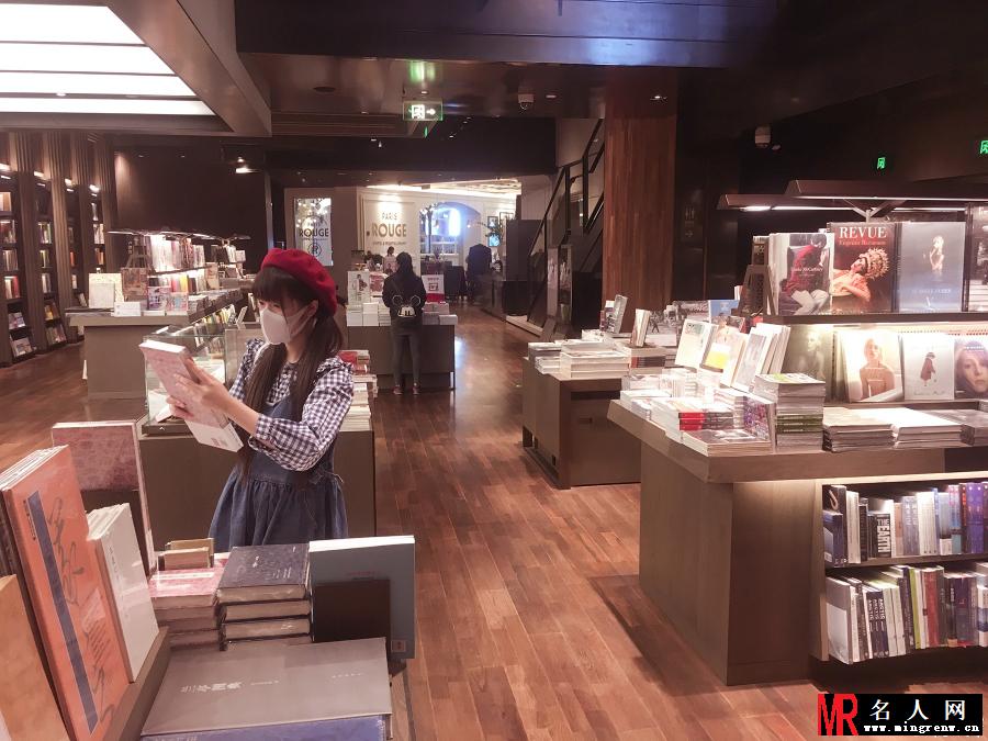 徐娇晒逛书店照片 口罩遮面徜徉书海(1)