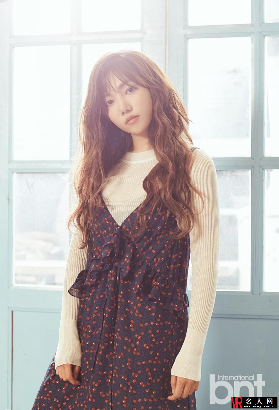韩星李彩英拍写真 尽展性感中性双重风格(1)