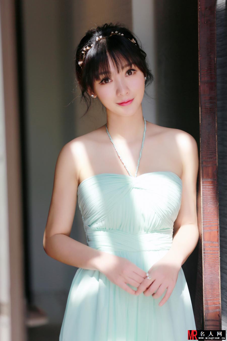 柳岩担任婚礼伴娘 抹胸礼服清凉而性感(1)
