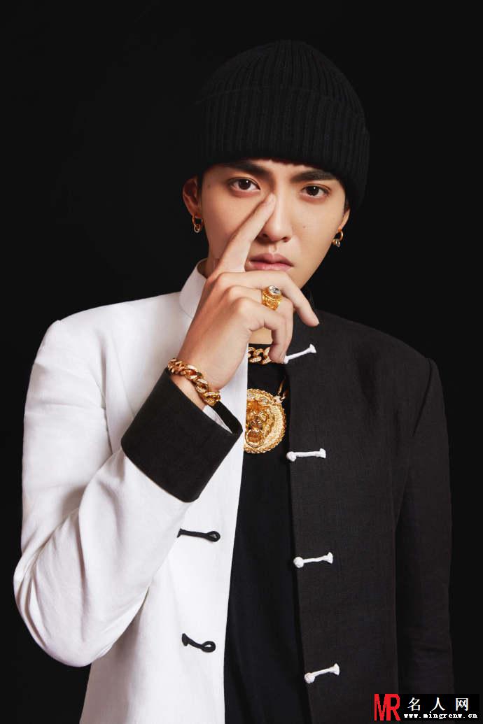 吴亦凡最新写真演绎中国风  黑白拼色唐装也很嘻哈范(1)
