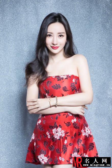 柳岩中国风抹胸短裙写真曝光  香肩美腿性感迷人(1)