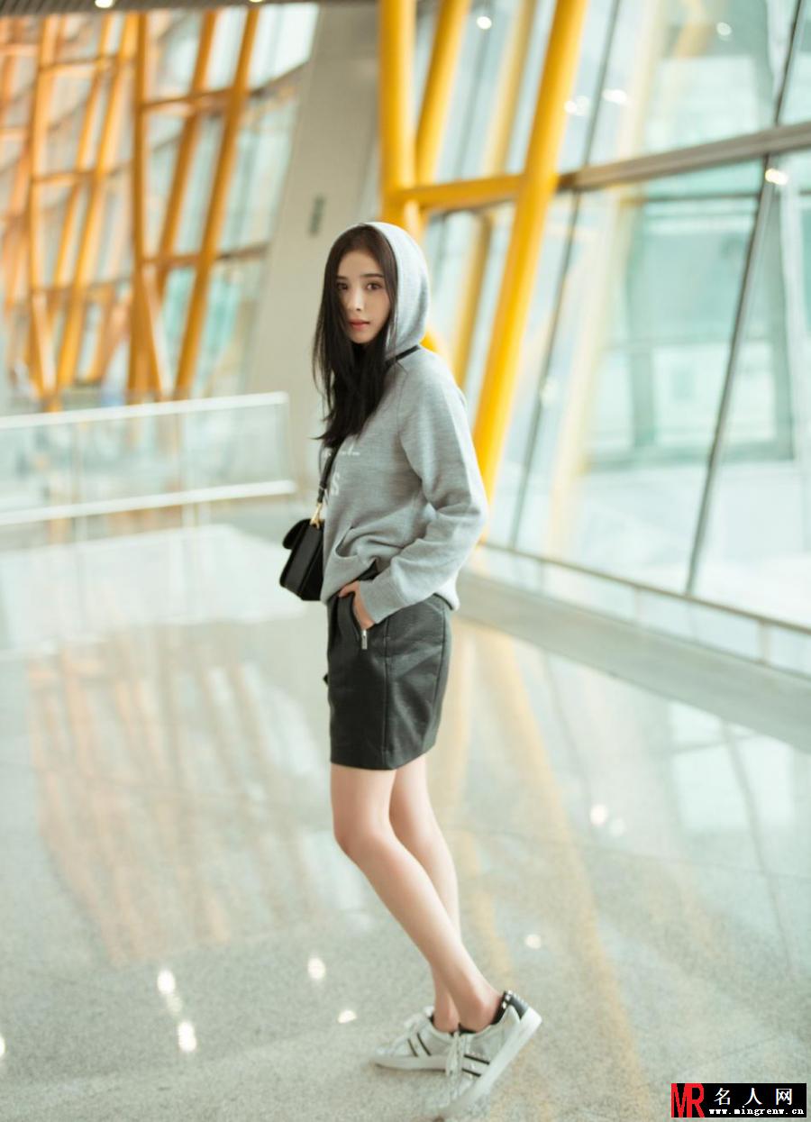 杨幂出发纽约时装周 穿连帽卫衣大秀细白美腿(1)