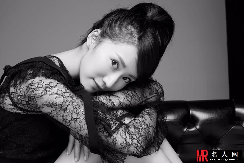 李念蕾丝写真 黑白风格转换自如(1)