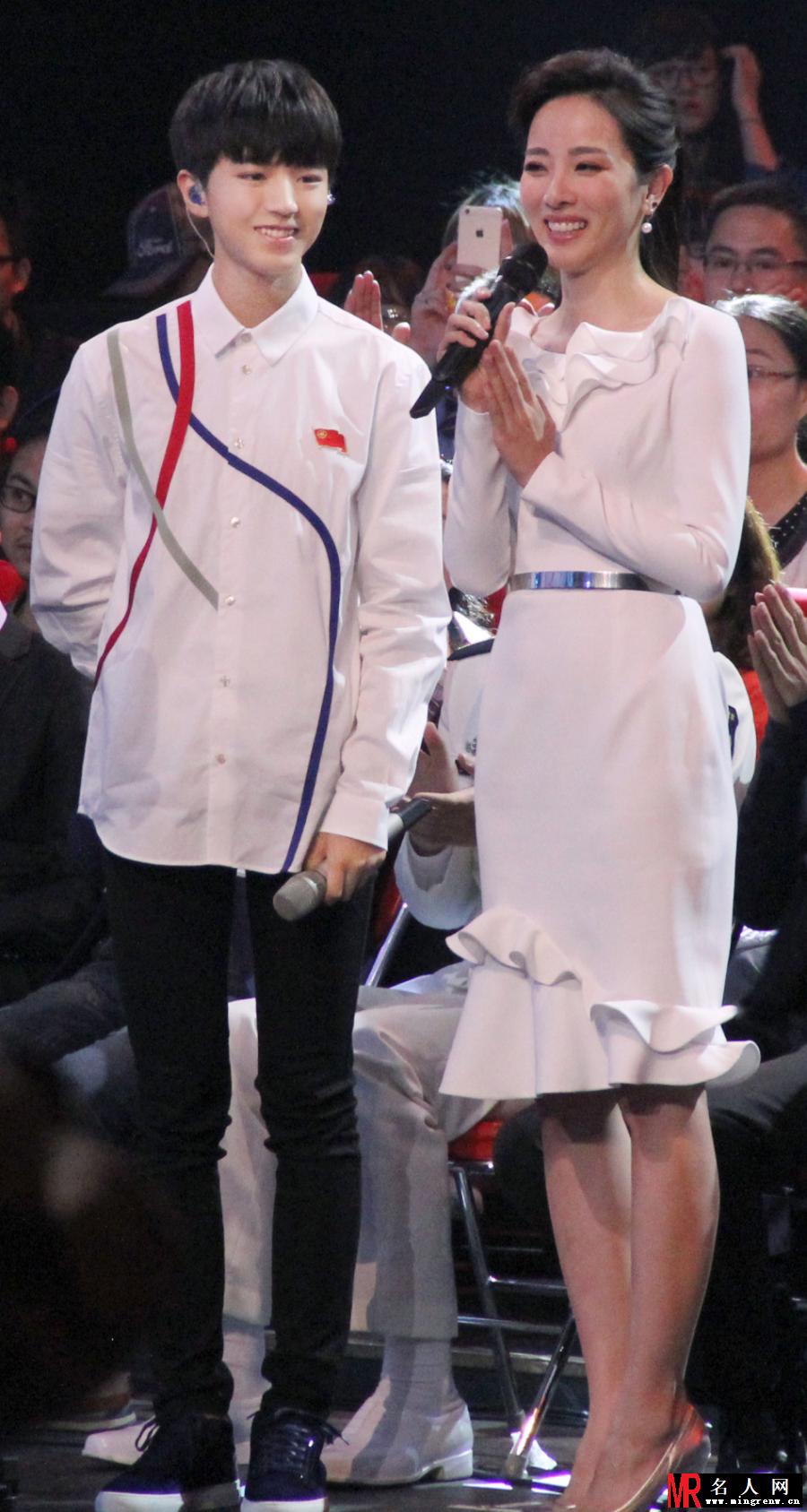 王俊凯登央视青年节晚会 现场演唱歌曲(1)