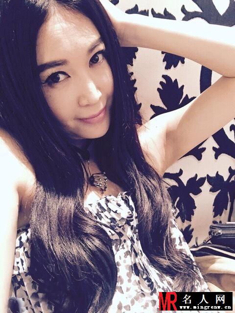 温碧霞身着抹胸裙晒自拍 女神也卖萌(1)