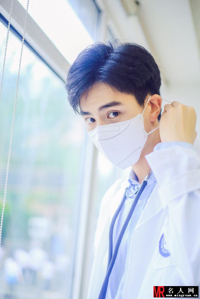 胡一天清新写真曝光 化身阳光帅气男医生(1)