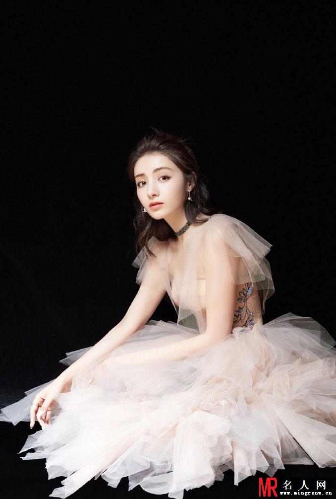 麦迪娜绝美写真曝光 身着薄纱礼服仙气十足(1)