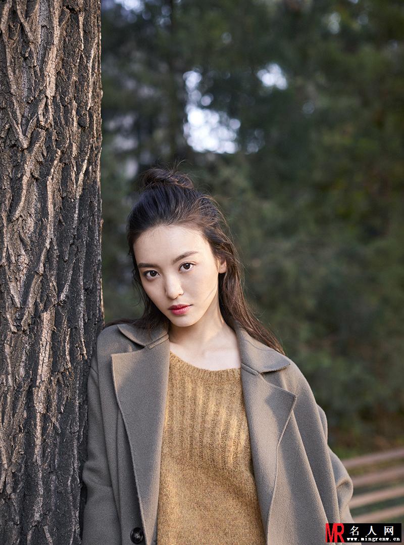 新晋小花尤靖茹初冬写真曝光 在阳光下更显文艺唯美(1)