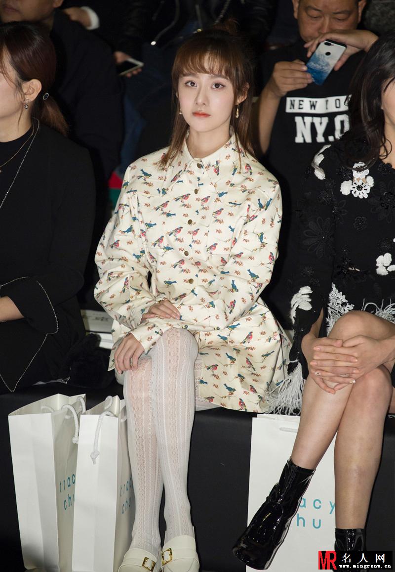 曹曦月衬衫裙现身秀场 时尚有型又不缺清新少女风(1)
