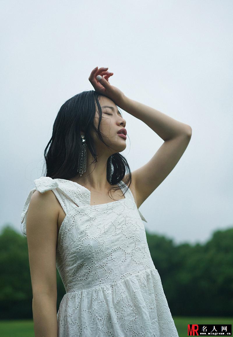 李梦雨中丛林写真曝光 自在游走随性洒脱(1)