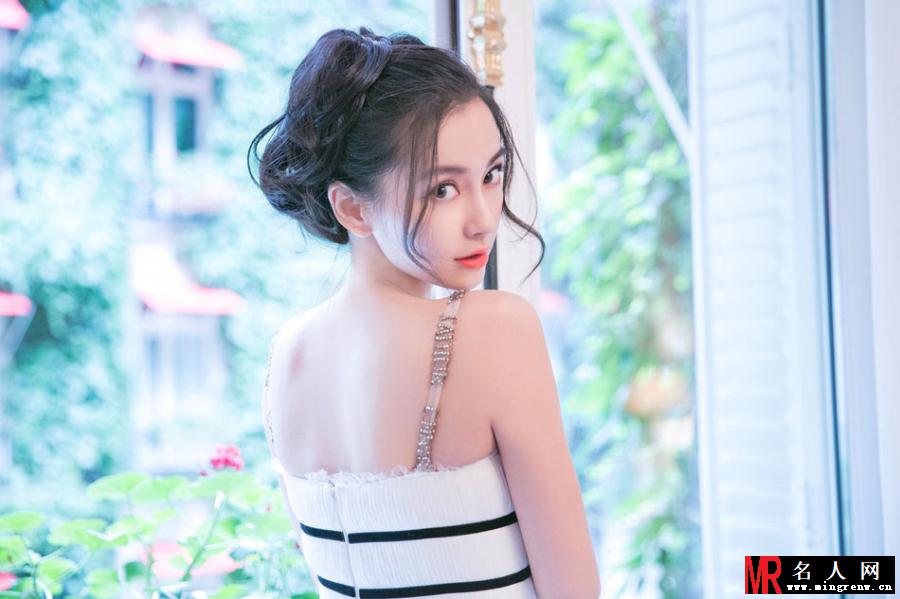 Baby白色纱裙飘然灵动 曲线曼妙尽显法式浪漫(1)